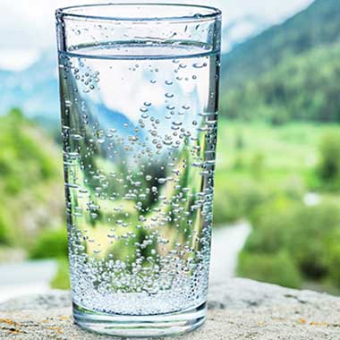 Egy pohár ivóvíz kiemeli az ivóvízben lévő ammónia nyomon követésének fontosságát, mivel egészségügyi, szag- és ízproblémákat okozhat.