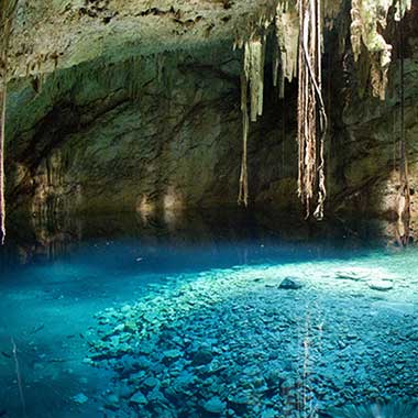 Egy türkizkék színű tó egy barlangban. A színt a vízben szuszpendált apró méretű ásványi anyagok okozzák.